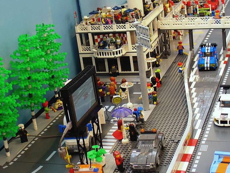 Illustration for article titled This Lego diorama puts the official theme to shame